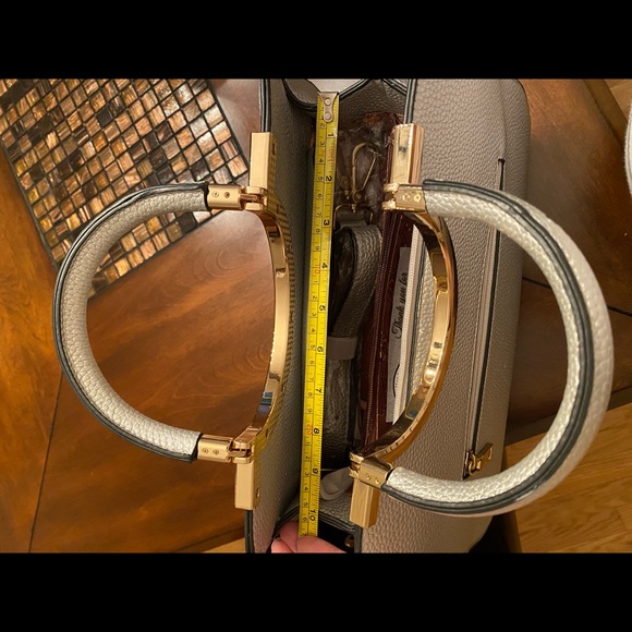 Brand new, beautiful silver purse with adjustable and detachable shoulder strap. - Picture 5 of 6